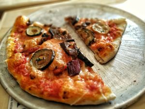 Amigos y pizza 🖤 at Herbívoro- Chapinero in Bogota