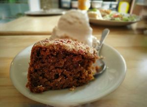 🥕🥕🍰 Torta zanahoria y arándanos. Con opción de helado de coco 🤍 at Herbívoro- Chapinero in Bogota