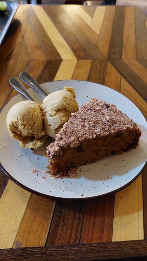 Torta de zanahoria con helado de galleta de maní at Herbívoro- Chapinero in Bogota