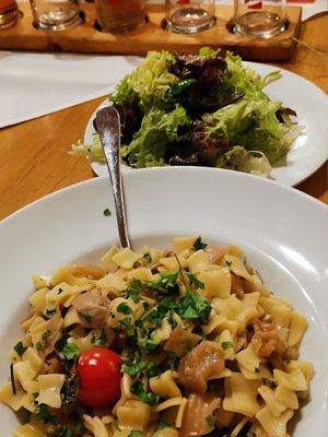 Nudeln mit karamellisierten Weißkohl und grünem Salat at Stiegl-Keller in Salzburg