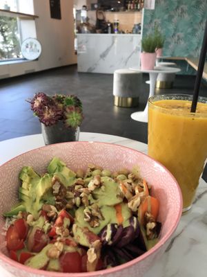 Buddha Bowl und Hangover Smoothie 😍👍🏻😜 at Lil Green Kitchen  in Starnberg
