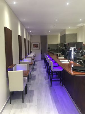 Bar and ”date night" tables at Harvest Kitchen & Bar in Quarteira