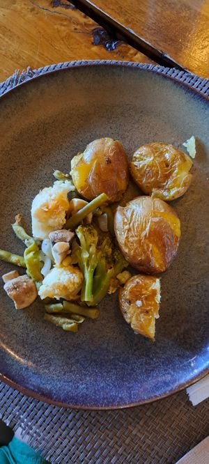 Batatas a murro com legumes a acompanhar at Refugio in Vila Real