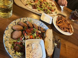 Falafel-Salat (vorne), Süßkartoffelpommes mit Dip (rechts) und Flammkuchen (hinten) 😍👌🏻 #Veganuary at Feinkost Sirin's in Bad Sackingen