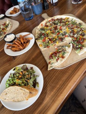 Veganer kleiner Salat, Süßkartoffelpommes mit dip und veganer Flammkuchen. 🙌🏻  at Feinkost Sirin's in Bad Sackingen