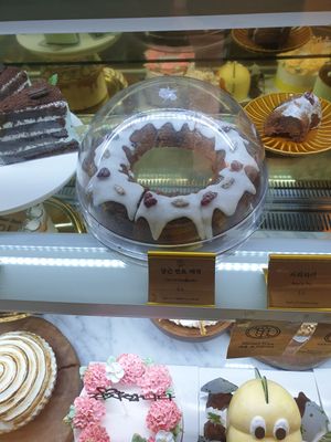 carrot bundt cake at Cafe Turtle 카페 거북이 in Seoul