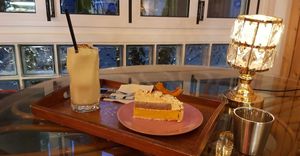 Avocado banana smoothie & pumpkin tart + ambiance at Cafe Turtle 카페 거북이 in Seoul