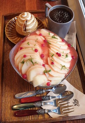 peach bingsu at Cafe Turtle 카페 거북이 in Seoul