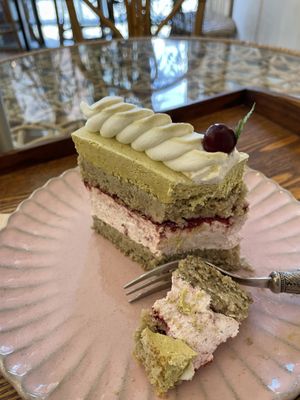 Raspberry pistachio   at Cafe Turtle 카페 거북이 in Seoul
