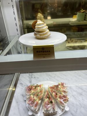 Meringue  at Cafe Turtle 카페 거북이 in Seoul