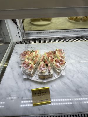 Fig   at Cafe Turtle 카페 거북이 in Seoul