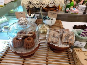 Carrot Muffin, Granola Energy Bar (both also GF) at the counter at Cafe Turtle 카페 거북이 in Seoul