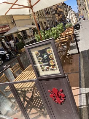 Outdoor seating at Su Guan in Florence