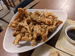 Fried oyster mushrooms! Only a 🤡 would be eating chicken instead of these! at Su Guan in Florence