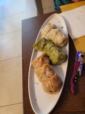 9 steamed dumplings per serve at Su Guan in Florence