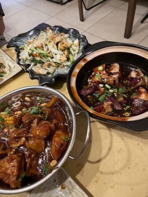 Hot pot front, aubergine middle, tofu with chilli at the back   at Su Guan in Florence
