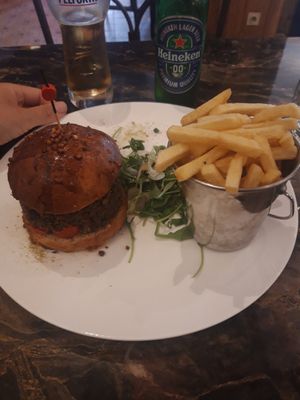 Le burger vegan avec steack de lentilles at Le Chateaubriand in Saint-malo