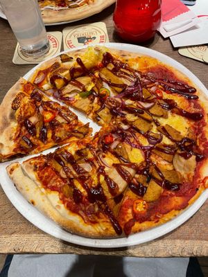 BBQ chicken pizza at Happy Italy in Eindhoven