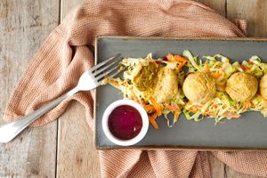 Polpette Vegane - fatte con melanzane e ceci, accompagnate dall'insalata coleslow e salsa in agrodolce al melograno at Il Melograno in Palmanova