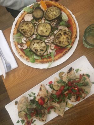 Bruchetta et pizza vegane at Angello in Rennes