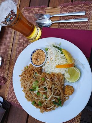 Gebratene Thainudeln mit Tofu, Schalotten, gehackten Erdnüssen und Sojasprossen at Ban Thai in Darmstadt