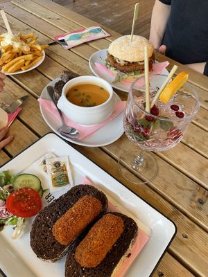 Lunch at Heartbreak Hotel in Teschelling