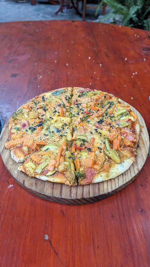 Vegan pizza at Il Giardino in San Marcos La Laguna