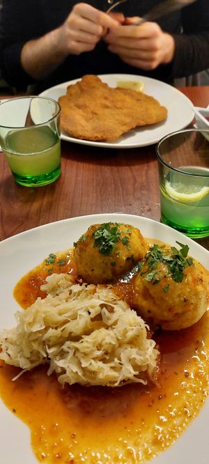 Grammelknödel und im Hintergrund ein Schnitzel at Velani in Vienna