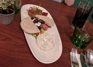 Vorspeisenplatte (Tzatziki, griechischer Salat, Melanzanitartar) at Velani in Vienna