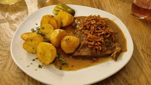 Vienesse onion roast with roasted potatos (18,50€) at Velani in Vienna