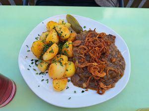 Zwiebelrostbraten mit Braterdäpfeln at Velani in Vienna
