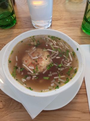 Kaspresknödelsuppe at Velani in Vienna