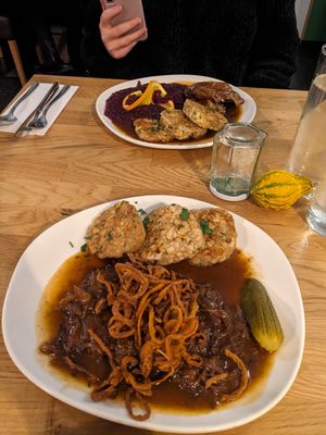 Zwiebelrostbraten (unten) & Vegansl (oben) at Velani in Vienna