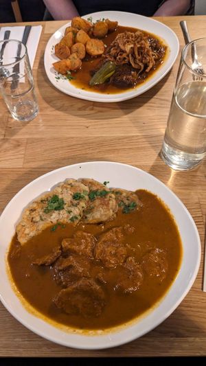 Top: Zwiebelrostbraten mit Braterdäpfel/ Vienna onion roast with roasted potatos | Bottom: Wiener Saftgulasch mit Serviettenknödel/ Viennese goulash with bread dumpling slices  at Velani in Vienna