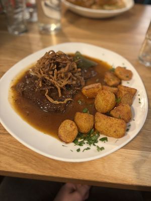 Zwiebelrostbraten mit Braterdäpfel/ Vienna onion roast with roasted potatoes  at Velani in Vienna