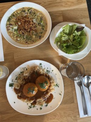 Grammelknödel mit Sauerkraut, Käsespätzle, Salat  at Velani in Vienna