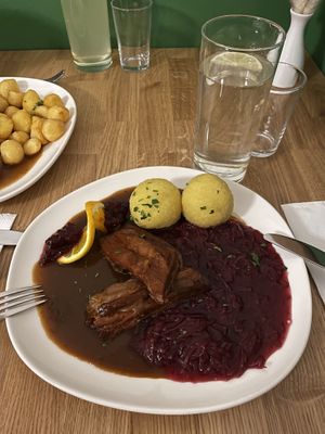 Vegansl mit Rotkraut und Erdäpfelknödel  at Velani in Vienna