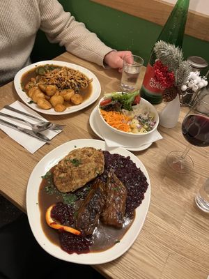 Left: „Zwiebelrostbraten“, bottom „Vegane Gansl"  at Velani in Vienna
