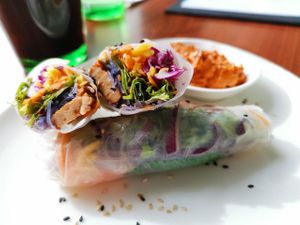 Rainbow Sommerrollen mit  Erdnussdip at Velani in Vienna