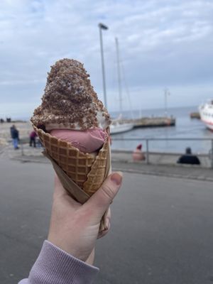 I got raspberry and mango sorbet, really delicious! (And softice there wasn’t vegan) at Gudhjem Special in Gudhjem
