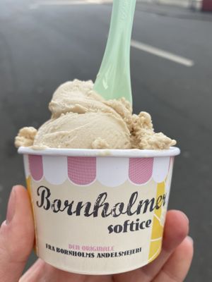 Dejlig vegansk is med hasselnød at Gudhjem Special in Gudhjem