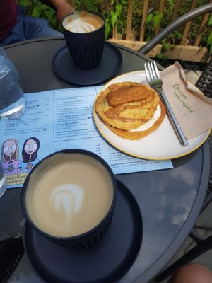 Cookie sandwich and coffees at Happyccino in Wimborne