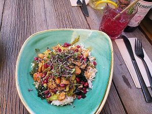 Poke-Bowl nach Wunsch und hausgemachte Limonade at Wanderlust in Regensburg