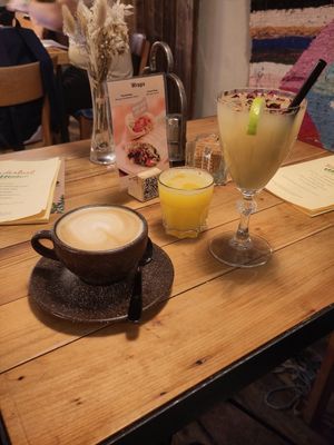 Oat flat white, fresh orange juice, pear-rose lemonade at Wanderlust in Regensburg