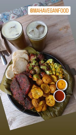 ¡Picada vegan! Deliciosa, solo le cambiaría el seitán por una proteína más gustosa. El resto estaba muy rico. at Maha Vegan Food in Bogota