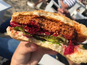 Vegan burger  at Zeezicht in Castricum