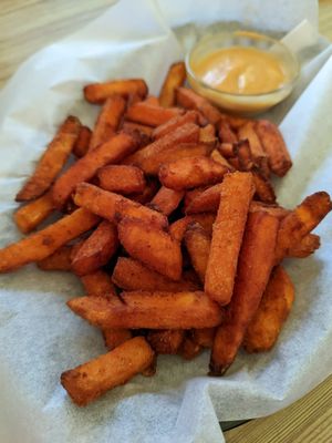 Batatas paraíso con salsa curry vegana at Ajolote Bar in Utrera