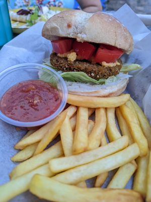 Hamburguesa vegana de garbanzos, quinoa y curry. at Ajolote Bar in Utrera