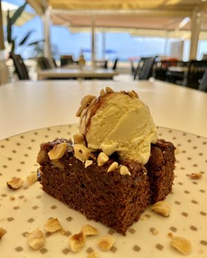 Vrownie vegano con hrlado de avena at Pizzeria Giuseppe in Calafell