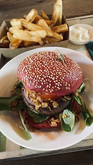 Traditional burger at Vegan Options Foodbar in Heppen